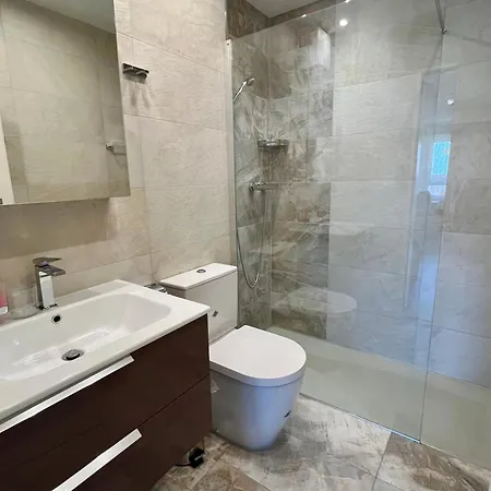 Family Friendly Duplex With Free Parking Lägenhet *